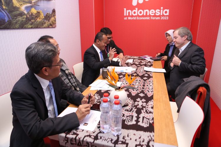 Menteri Investasi Bahlil Lahadalia bertemu dengan President sekaligus CEO Siemens Energy Ing Christian Bruch di Pavilion Indonesia, Davos, Swiss, Selasa (17/1/2023) waktu setempat.