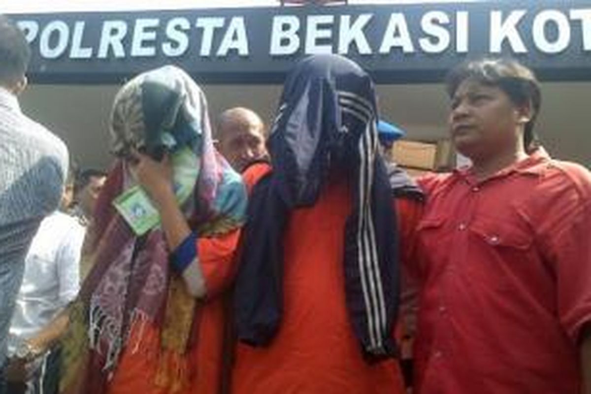 Tersangka pembunuh Ade Sara, Haritd dan Assifa di Polres Bekasi Kota, Jumat (7/3/2014) 