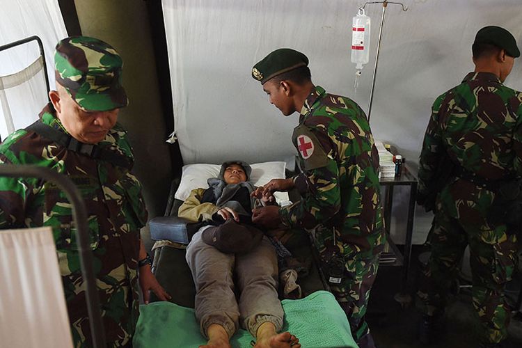 Pendaki Gunung Rinjani yang sempat terjebak longsor akibat gempa bumi, Erlyn Halimatusyadiah, mendapatkan perawatan medis setelah berhasil dievakuasi, di Lapangan Sembalun Lawang, Lombok Timur, NTB, Selasa (31/7/2018). Tiga orang pendaki yang terjebak akibat gempa berhasil dievakuasi menggunakan helikopter.