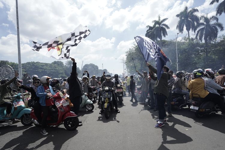 Ribuan scooterist dari berbagai daerah memadati Pintu barat daya, Monas, Jakarta Pusat Pancoran, untuk mengikuti acara tahunan Jakarta Mods Mayday ke-15, Sabtu (24/05/2025). 