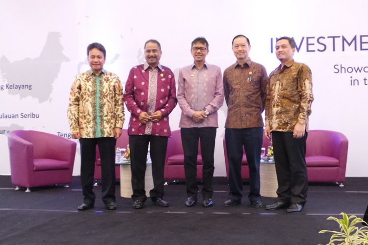 Regional Investment Forum 2017 yang diselenggarakan di Hotel Grand Inna Padang, Senin (16/10/2017). Konferensi RIF ini dihadiri oleh (kiri ke kanan) Deputi Gubernur Senior Bank Indonesia Mirza Adityaswara, Menteri Pariwisata Arief Yahya, Gubernur Sumatera Barat Irwan Prayitno, Kepala Badan Koordinasi Penanaman Modal (BKPM) Thomas Lembong, dan Staf Ahli bidang Investasi dan Pengembangan Infrstruktur Kementerian ESDM Prahoro Yulijanto Nurtjahyo. 