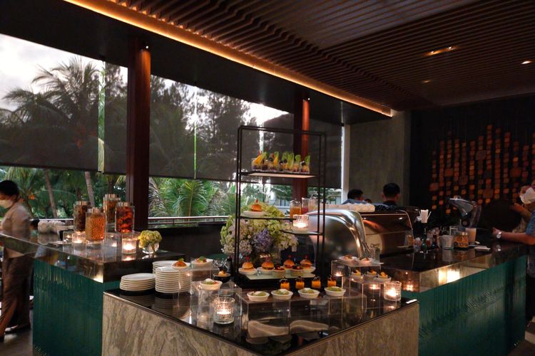 Samara Indonesian Dining mengusung konsep fine dining restaurant yang berfokus pada bahan-bahan baku musiman segar yang diolah menjadi menu-menu fusion Nusantara. Restoran ini ditata apik dengan desain elegan. Elemen khas Nusantara pun ditonjolkan dengan ornamen layaknya sate yang dijejer menjadi pajangan utama di area makan.