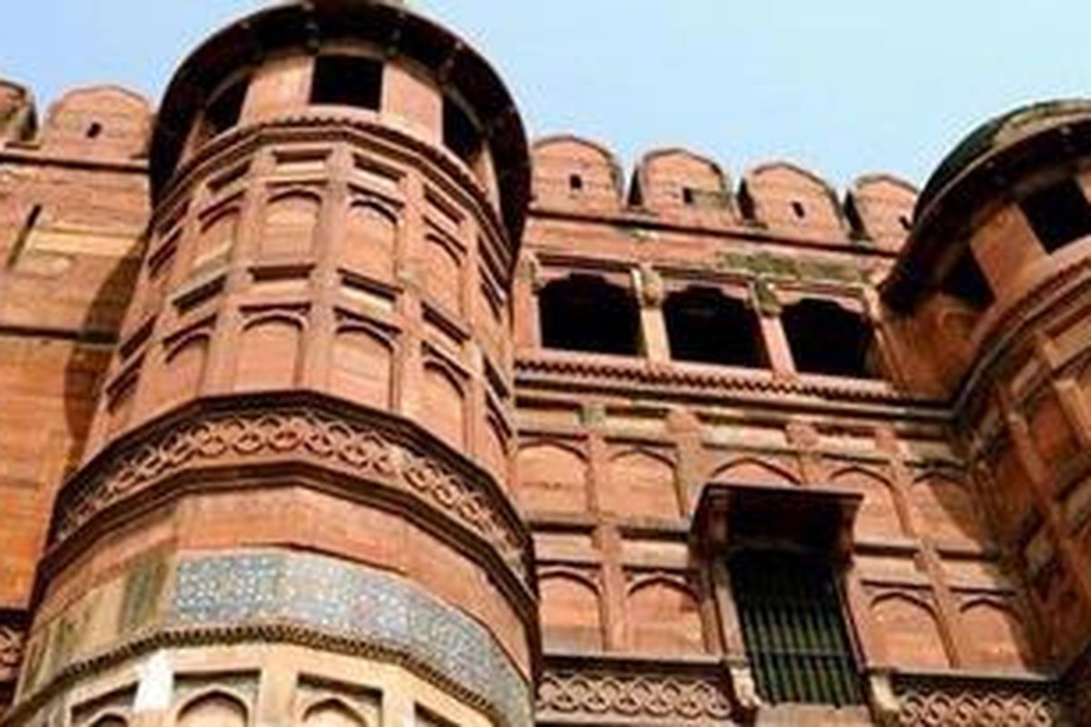 Agra Fort, dinding benteng ini masih terbuat dari bata merah.