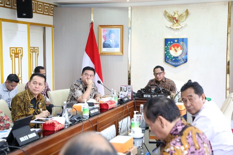 Menteri Dalam Negeri (Mendagri) Muhammad Tito Karnavian saat memimpin Rapat Koordinasi (Rakor) Menangani Keterbatasan Akses atau Jembatan Menuju ke Satuan Pendidikan yang digelar secara hybrid dari Kantor Pusat Kementerian Dalam Negeri (Kemendagri), Jakarta, Jumat (28/11/2025).