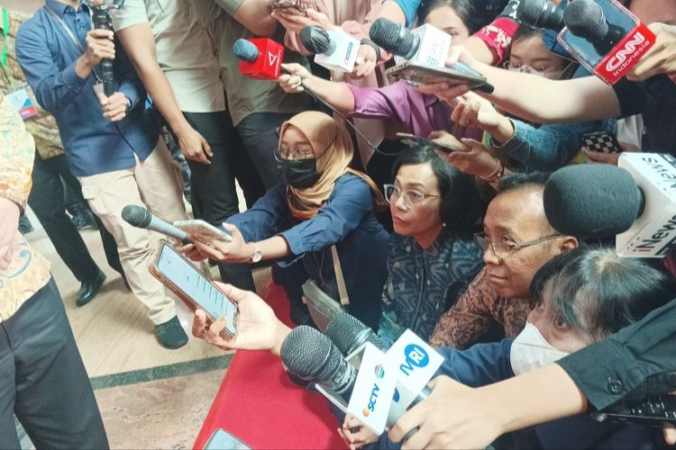 Menkeu Sri Mulyani Indrawati dan Mensesneg Pratikno tampak duduk di barisan wartawan yang melakukan doorstop Presiden Joko Widodo di Kantor BPKP, Jakarta Timur, Rabu (14/6/2023).