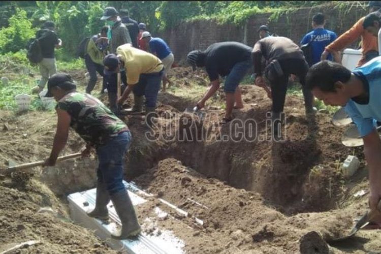 Warga menggali kubur untuk 7 mayat pelaku serangan bom bunuh diri di Surabaya. Tujuh mayat ini dikubur di Sidoarjo dalam 3 liang lahat, Minggu (20/5/2018).