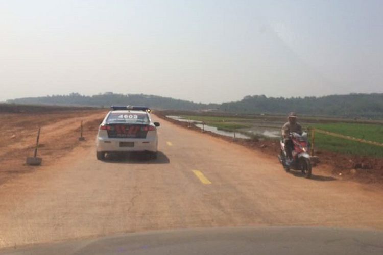 Seorang pengendara sepeda motor melintas di salah satu ruas Jalan Tol Fungsional Batang-Semarang, Sabtu (17/6/2017).