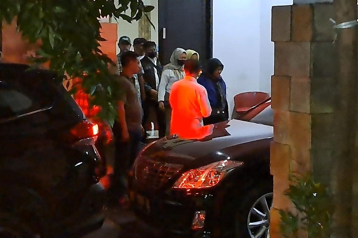 Mantan Menteri Pertanian SYL saat meninggalkan kediaman orangtuanya di Jalan Haji Bau, Kecamatan Ujung Pandang, Makassar, Sulsel, Rabu (11/10/2023) malam