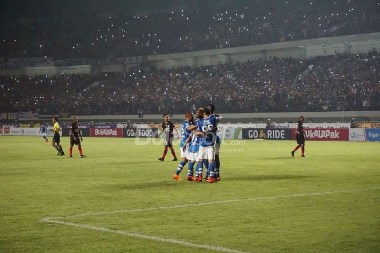 Selebrasi pemain Persib Bandung seusai gol penalti Ezechiel NDouasel pada laga melawan Persipura, Sabtu (12/5/2018)