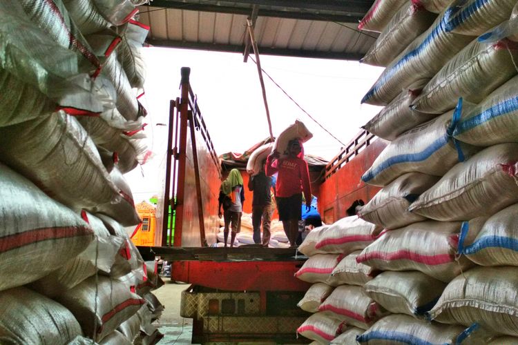 Bongkar muat beras di Pasar Induk Beras Johar, Karawang, Senin (15/1/2018). 