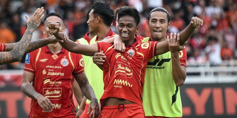 Pesepak bola Persija Jakarta Aditya Warman (tengah) berselebrasi usai mencetak gol ke gawang Persijap Jepara pada pertandingan BRI Super League di Stadion Utama Gelora Bung Karno (SUGBK), Jakarta, Sabtu (3/1/2026). Persija Jakarta menang atas Persijap Jepara dengan skor 2-0. ANTARA FOTO/Sulthony Hasanuddin/tom.
