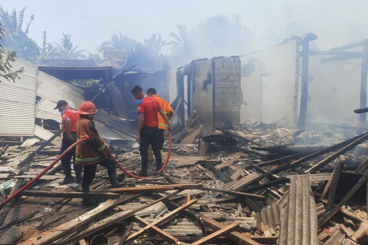 Foto: Enam bangunan rumah di Desa Sopet, Kecamatan Jangkar, Kabupaten Situbondo, Provinsi Jawa Timur terbakar pada Senin (23/10/2023).
