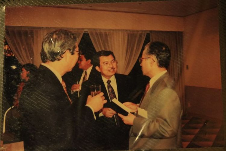 Jusuf Kalla bersama koleganya. 

