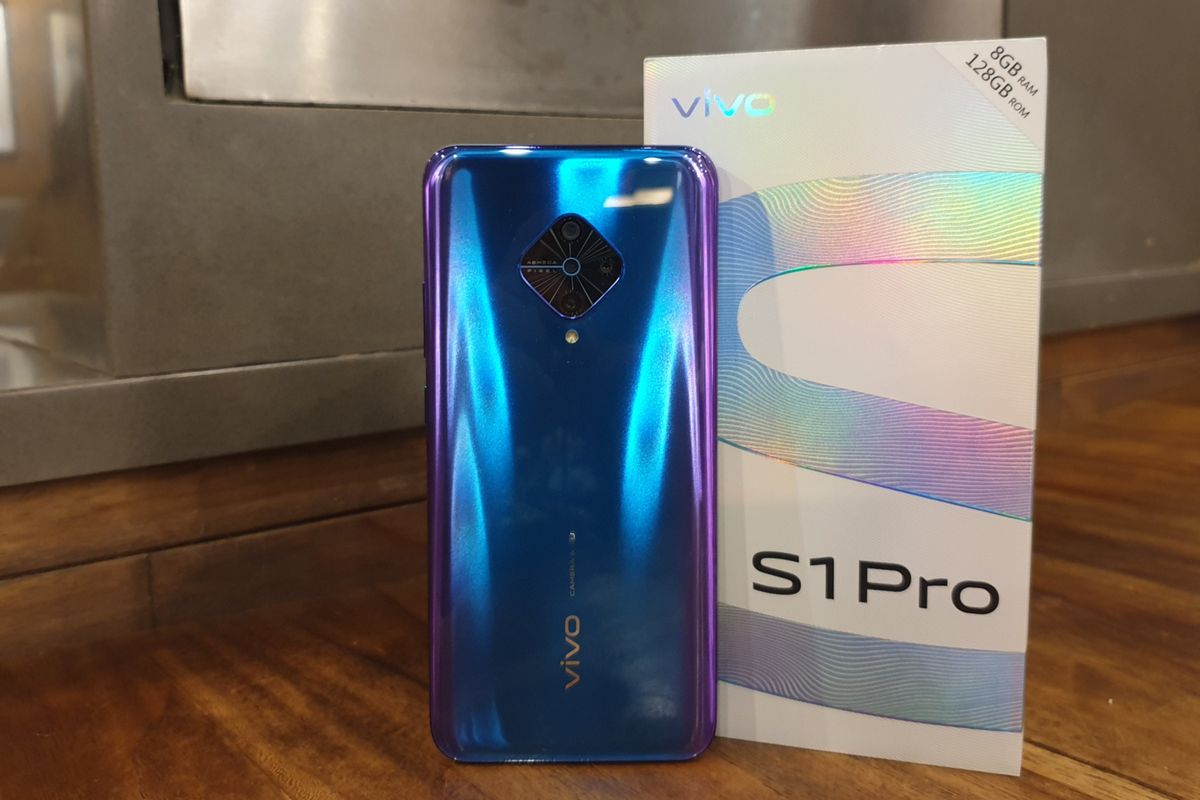 Vivo S1 Pro bersama kotak penjualan. Vivo S1 Pro mengusung desain yang terbilang cukup unik, dengan kamera yang ditampung di dalam modul dengan sebutan diamond-cut. Adapun empat kamera di Vivo S1 Pro ini terdiri dari kamera AI 48 MP, kamera ultrawide 8 MP, kamera makro 2 MP, dan kamera depth sensor 2 MP. 