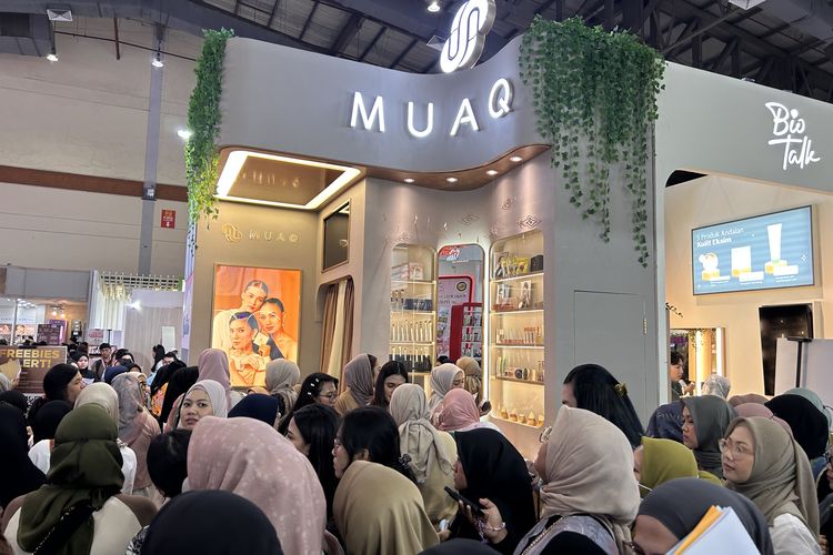 MUAQ jadi salah satu booth yang tak pernah sepi pengunjung dinhari pertama Jakarta X Beauty, Kamis (6/6/2024).