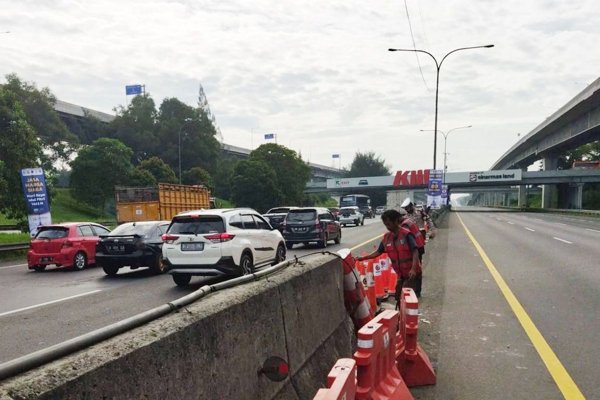 Arus lalu lintas (lalin) di Jalan Tol Jakarta-Cikampek (Japek).