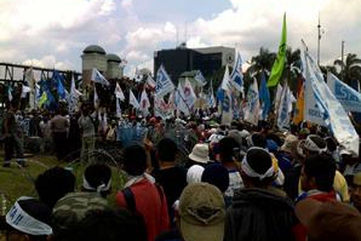 Para pengunjuk rasa di depan pintu gerbang utama Gedung MPR/DPR, Kamis (28/1/2010)