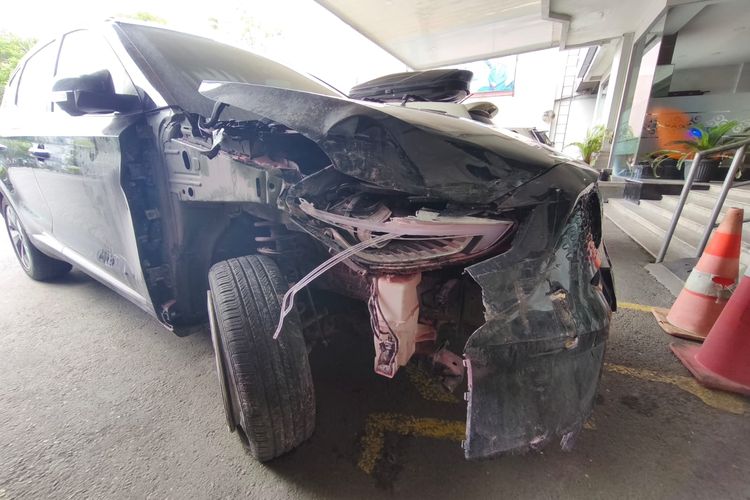 MG ZS EV tabrak pintu kaca lobi hotel di Klaten