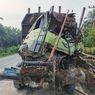 Mobil Grandmax Ditabrak Truk Tronton Mundur di Pelalawan, 5 Orang Tewas