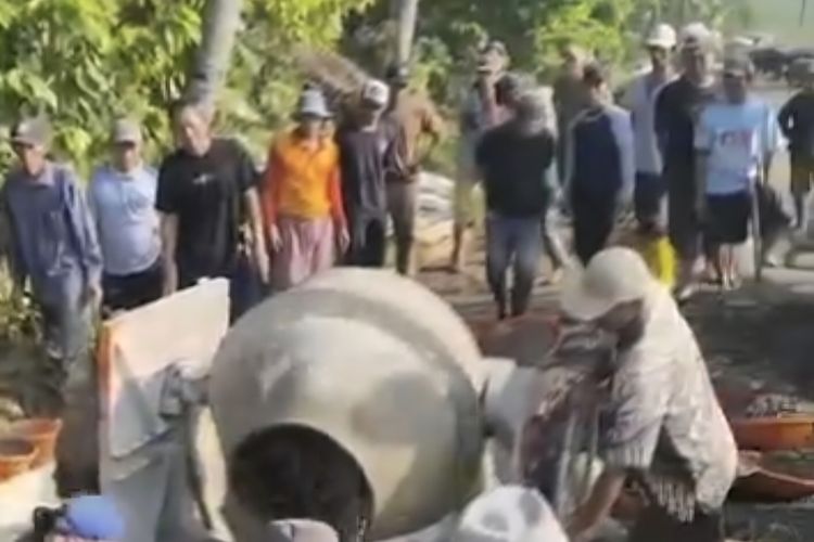 Urunan Mulai Rp 20.000, Petani di Lebak Swadaya Bangun Jalan Poros Desa yang Rusak