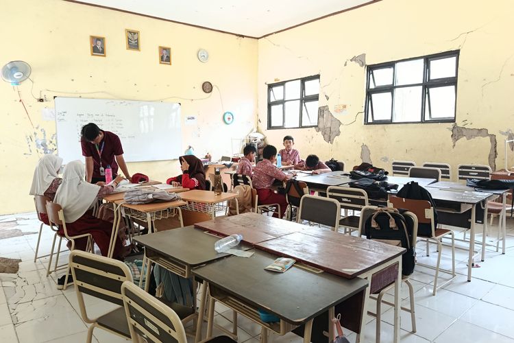 Menanti Dinding-Lantai Diperbaiki, Siswa SDN Karangindah 01 Bekasi Tak Berhenti Belajar