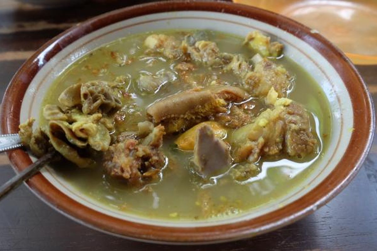 Tengkleng khas Solo. Tips memasak tengkleng dengan mengatasi bau prengus yang khas dari daging kambing.