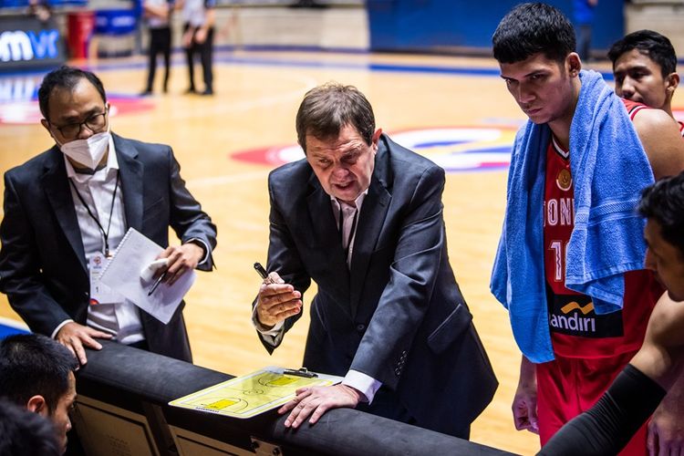 Rajko Toroman (tengah) ketika memberi instruksi kepada timnas basket putra Indonesia pada laga window pertama Kualifikasi FIBA World Cup 2023 Grup C melawan Lebanon, Sabtu (27/11/2021).