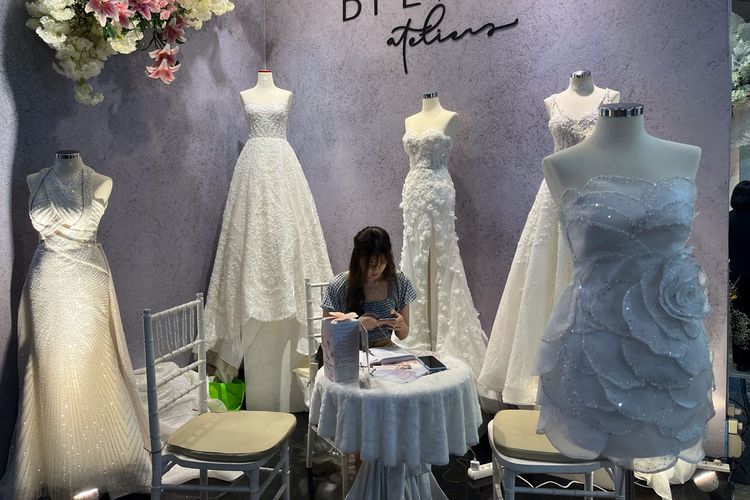 Gaun pengantin buatan Jessica Evadne dipamerkan di booth Evadne Atelier, Bridestory Market 2024, Kamis (1/2/2024).