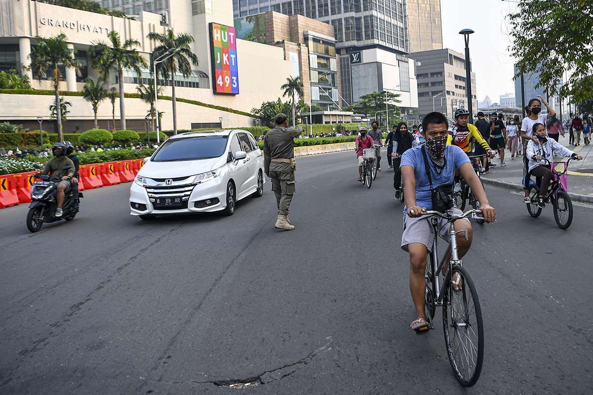 Warga mengayuh sepedanya saat melintas di kawasan bundarah Hotel Indonesia Jakarta, Minggu (28/6/2020). Meskipun Pemprov DKI Jakarta meniadakan kegiatan Hari Bebas Kendaraan Bermotor (HBKB) atau Car Free Day (CFD) di kawasan Jalan Sudirman-Thamrin, namun ribuan warga tetap berolah raga di kawasan tersebut.