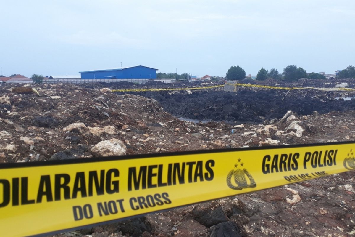 TKP (Tempat Kejadian Perkara) tiga bocah terperosok ke dalam pasir di lahan kosong hingga alami luka bakar di Desa Segara Makmur, Tarumajaya, Kabupaten Bekasi, Senin (14/1/2019).