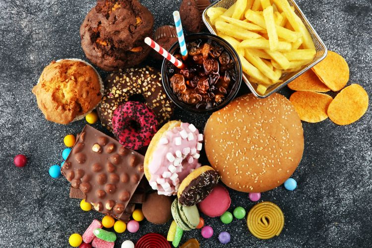 Ilustrasi makanan tidak sehat, kebiasaan mengonsumsi makanan cepat saji dan tinggi gula dapat merusak ginjal. 