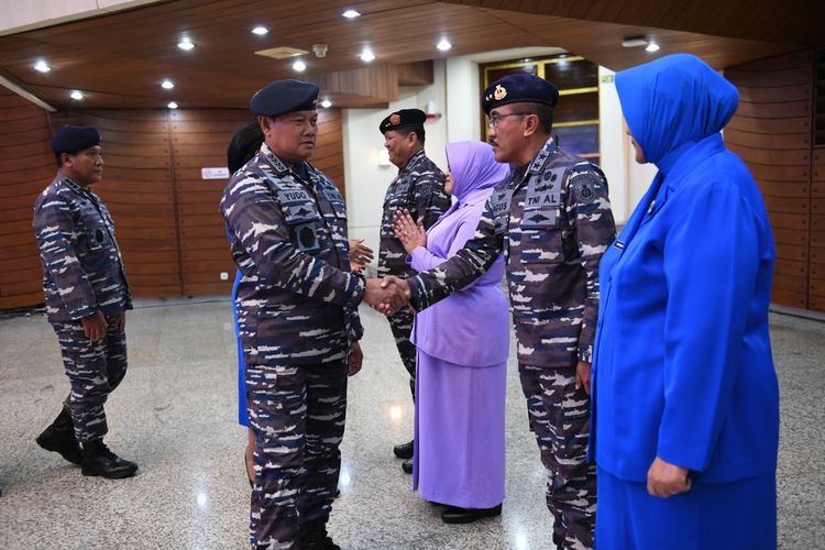 Kepala Staf Angkatan Laut (KSAL) Laksamana Yudo Margono menerima laporan korps kenaikan pangkat delapan perwira tinggi TNI Angkatan Laut di Markas Besar Angkatan Laut (Mabesal), Jakarta Timur, Rabu (7/9/2022).