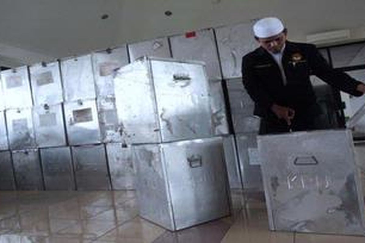 Petugas PPK Kecamatan Grogol Petamburan, Jakarta Barat, Nurudin, menunjukkan salah satu dari 368 kotak suara yang telah mereka terima di Kantor Kecamatan Grogol Petamburan, Selasa (3/7/2012). Selain kotak suara tersebut, aneka perlengkapan pencoblosan dan ATK sudah mereka terima dari KPU Jakarta Barat. 