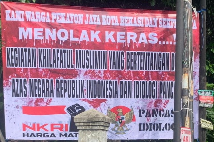 Spanduk penolakan warga Pekayon Jaya, Bekasi Selatan, Kota Bekasi atas keberadaan ormas Khilafatul Muslimin. Pemasangan spanduk itu dilakukan sebagai bentuk respon terkait ormas Khilafatul Muslimin yang meresahkan warga sekitar. 