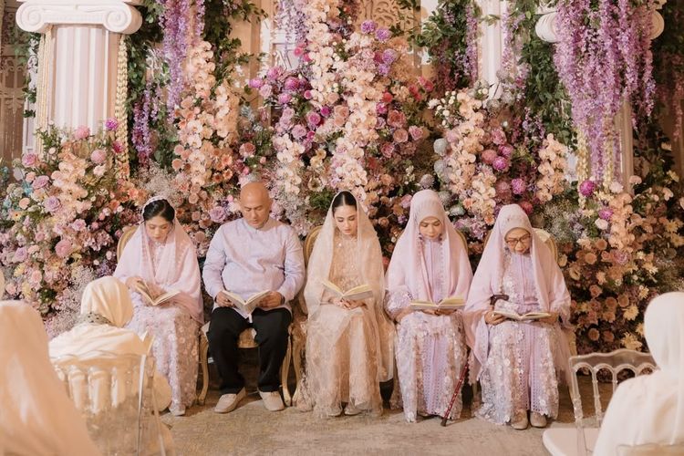 Gaya pengajian Syifa Hadju tampil anggun dalam nuansa pastel lembut. Intip 6 detail style yang elegan.