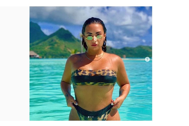 Demi Lovato mengunggah foto liburan musim panasnya di Bora-Bora, dengan mengenakan bikini motif macan tutul.