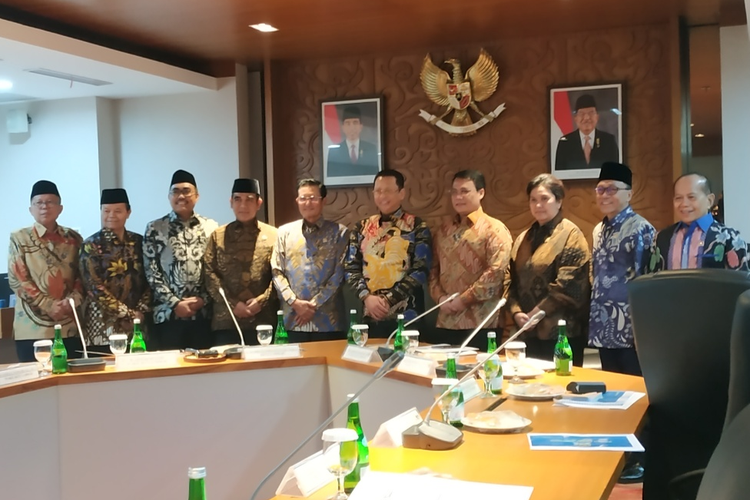 Sepuluh pimpinan Majelis Permusyawaratan Rakyat (MPR) menggelar rapat pimpinan pertama terkait pembagian tugas pimpinan MPR dan susunan keanggotaan MPR di Kompleks Parlemen, Senayan, Jakarta, Rabu (9/10/2019).