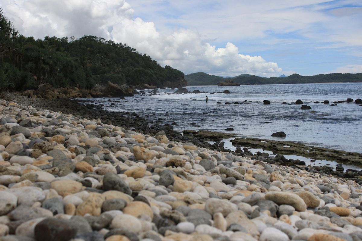 Pantai Pidakan, Kabupaten Pacitan, Jawa Timur dengan bebatuan khasnya.