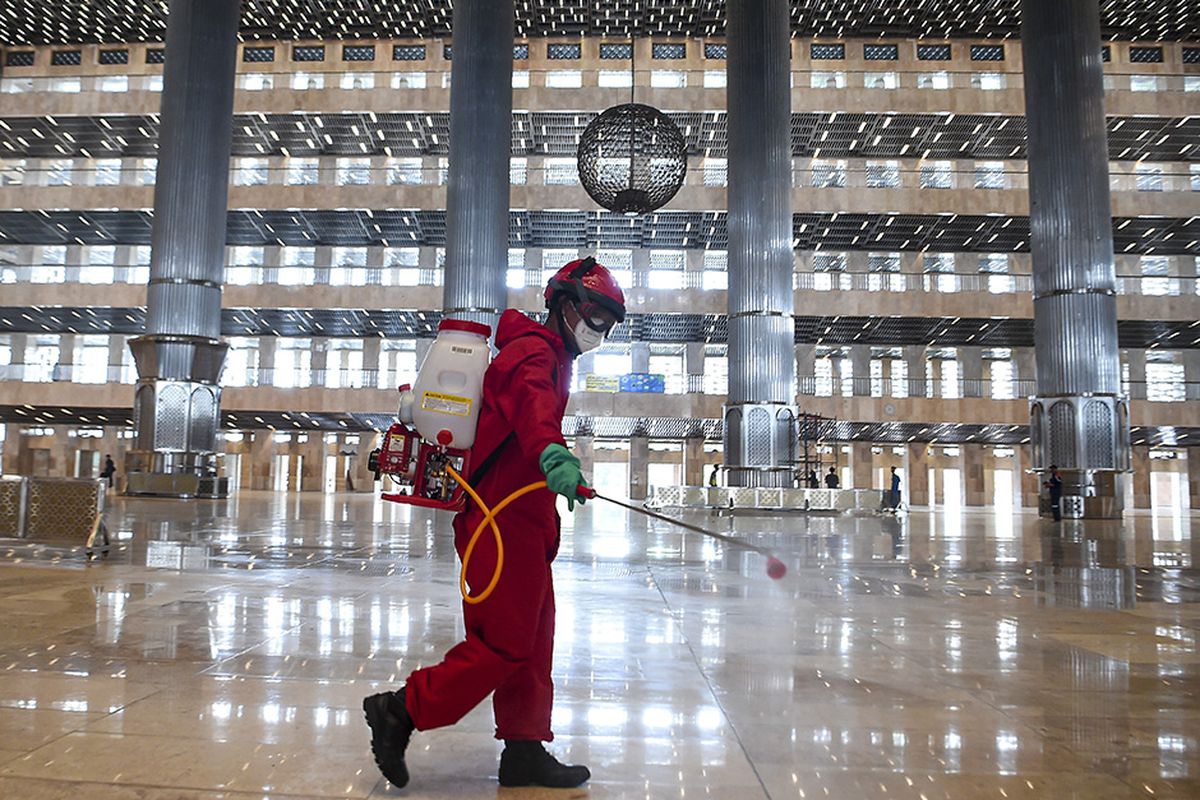 Petugas pemadam kebakaran dan penyelamatan DKI Jakarta menyemprotkan disinfektan di Masjid Istiqlal Jakarta, Rabu (3/6/2020). Penyemprotan tersebut sebagai upaya mencegah penyebaran virus corona (COVID-19) di rumah ibadah jika nantinya kembali dibuka untuk umum saat pemberlakuan tatanan hidup normal baru (new normal).