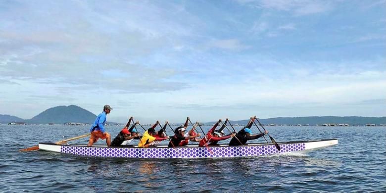 Atlet pelatnas perahu naga SEA Games Singapura 2015 berlatih di Waduk Jatiluhur, Kabupaten Purwakarta, Jawa Barat, Rabu (4/3). Pengurus Besar Persatuan Olahraga Dayung Seluruh Indonesia menargetkan dua medali emas dari perahu naga di SEA Games 2015.