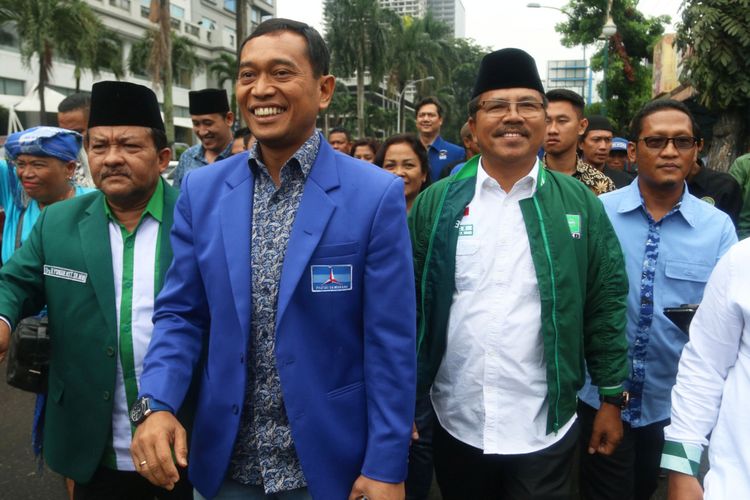 Pasangan bakal calon gubernur Sumut JR Saragih (kedua kiri) bersama bakal calon wakil gubernur Ance Selian (kedua kanan) berjalan menuju kantor KPU Sumut saat akan mendaftar, di Medan, Sumatera Utara, Selasa (9/1/2018). JR Saragih-Ance Selian diusung Partai Demokrat, PKB dan PKPI untuk maju dalam pemilihan gubernur-wakil gubernur Sumut periode 2018 - 2023.