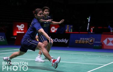 Ganda putri Indonesia, Greysia Polii/Apriyani Rahayu, saat bertanding dengan Rachel Chan/Catheine Choi (Kanada) pada laga Grup C Piala Sudirman 2021.