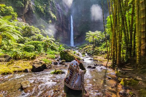 Air Terjun Kapas Biru Lumajang yang Berselimut Kabut, Bagai di Negeri Khayangan