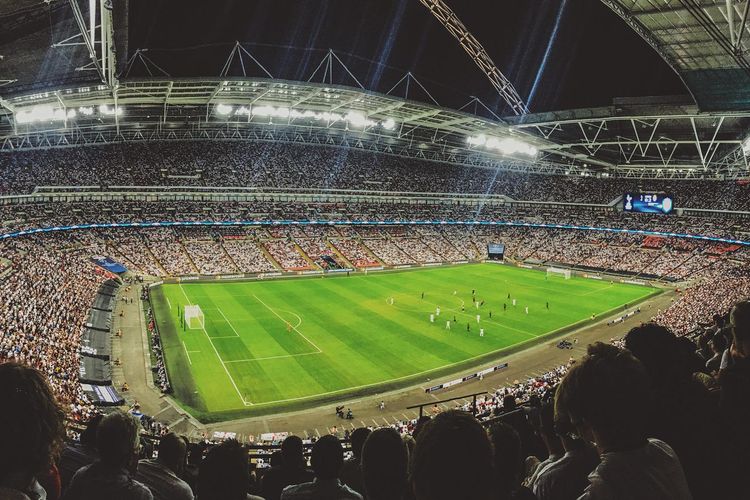 Pertandingan sepak bola yang disaksikan ribuan penonton