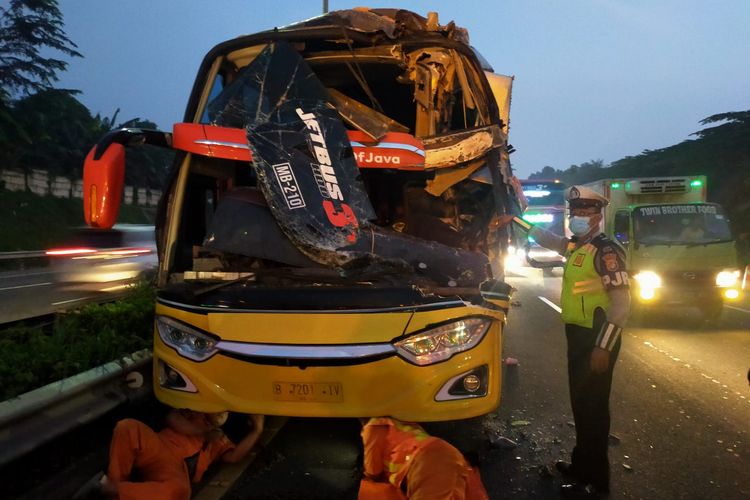 Bus bernama Cahaya yang terlibat kecelakaan dengan dua unit truk lainnya di Jalan Tol Jakarta Outer Ring Road (JORR) KM.42+200 B Cikunir arah Jatiasih. Diketahui, kejadian yang terjadi pada Selasa (29/3/2022) pagi sekitar pukul 04.40 WIB tersebut berawal dari senggolan antar truk yang kemudian menabrak bus Cahaya yang datang dari arah belakang.