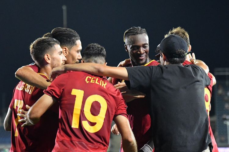 Para pemain AS Roma merayakan gol Tammy Abraham (tengah) ke gawang Empoli pada laga pekan keenam Liga Italia 2022-2023 di Stadion Carlo Castellani, Selasa (13/9/2022) dini hari WIB. Laga Empoli vs Roma dimenangi I Giallorossi dengan skor 2-1.