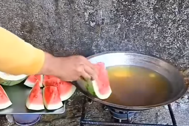 Tangkapan layar seseorang yang tengah menggoreng semangka.