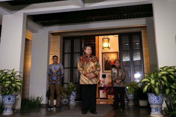 Ketua Umum Partai Demokrat Susilo Bambang Yudhoyono menunggu kedatangan Ketua Umum Partai Amanat Nasional, Zulkifli Hasan di kediaman Susilo bambang Yudhoyono di Mega Kuningan, Jakarta Selatan, Rabu (25/7/2018).