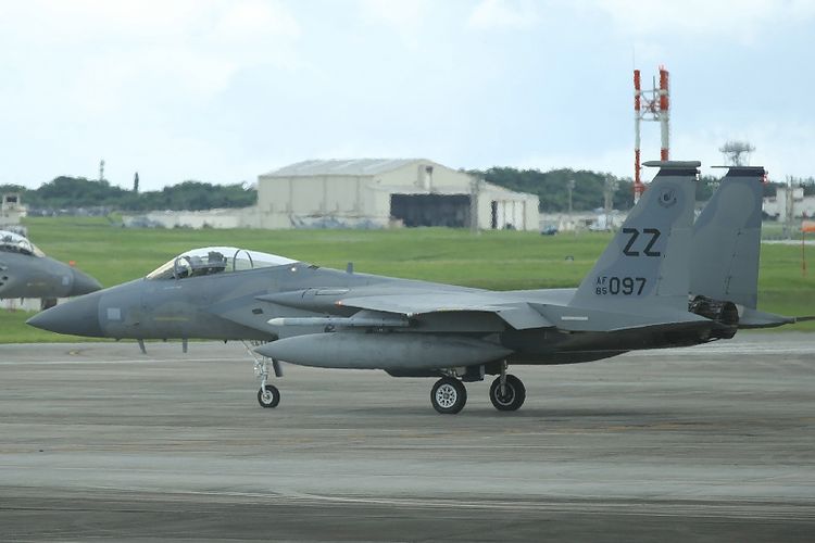 Jet tempur F-15 milik Angkatan Udara AS saat diparkir di Pangkalan Udara Militer AS di Okinawa.