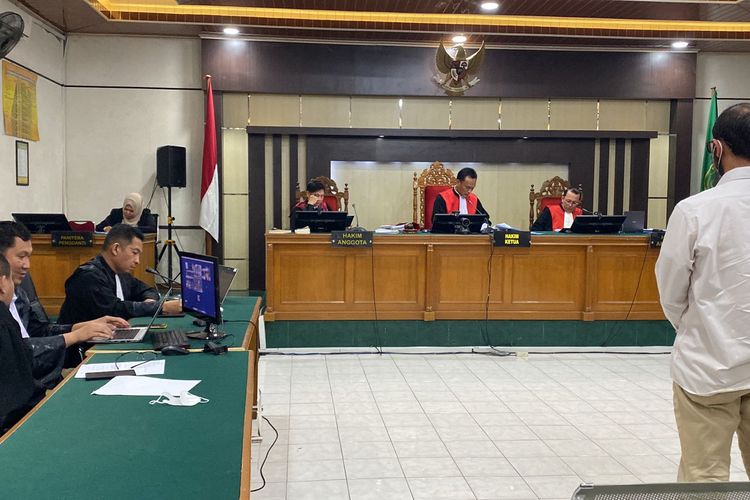 Auditor BPK, M Fahmi Aressa saat menjalani sidang vonis di Pengadilan Negeri Pekanbaru, Riau, Kamis (21/12/2023).